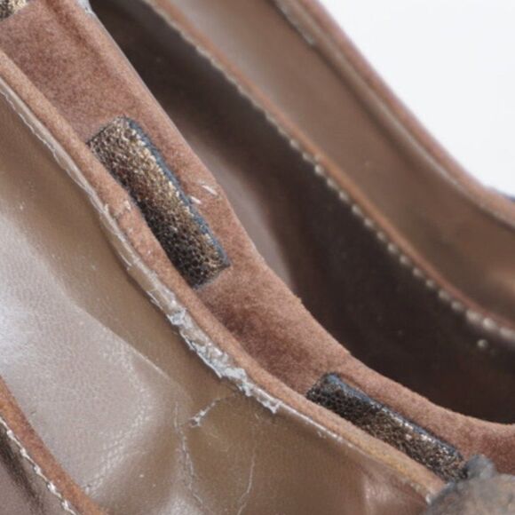 MIAÂ BrownâSuede Round Toe Pumps with MetallicâBow, Size 8 - Picture 13 of 13